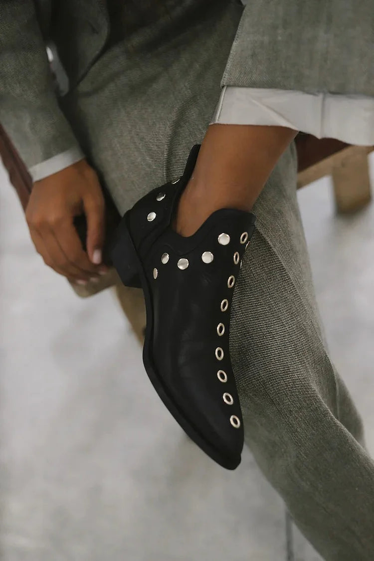 EVA STYLE  | POINTED STUDDED ANKLE BOOT