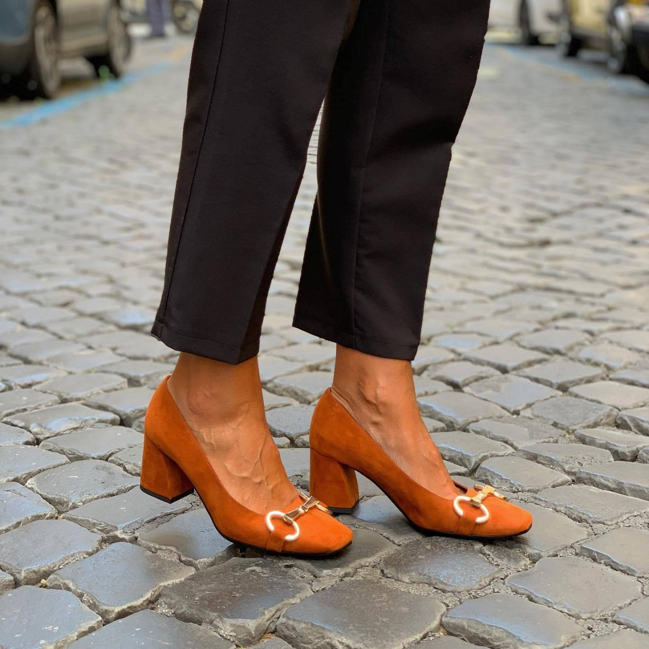 EVA STYLE  | ELEGANT PUMPS WITH GOLD DETAIL